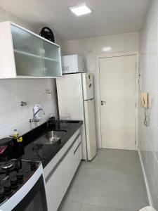 Apartamento em frente a Praia Martin de Sá com piscina.