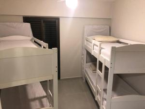 Apartamento em frente a Praia Martin de Sá com piscina.