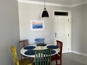 Apartamento em frente a Praia Martin de Sá com piscina.