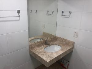 Apartamento em frente a Praia Martin de Sá com piscina.