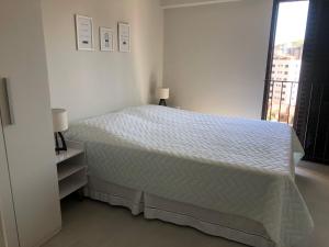 Apartamento em frente a Praia Martin de Sá com piscina.
