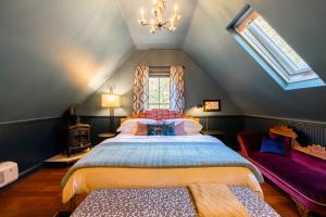 King Room with Balcony room in The Matriarch Suites- Downtown Ashland OR