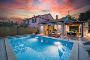 Holiday house Mara with a private pool 