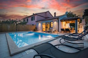 Holiday house Mara with a private pool 