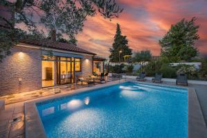 Holiday house Mara with a private pool