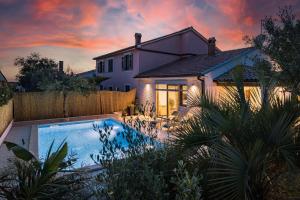 Holiday house Mara with a private pool