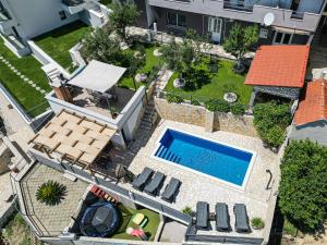 Home with private pool close to the beach