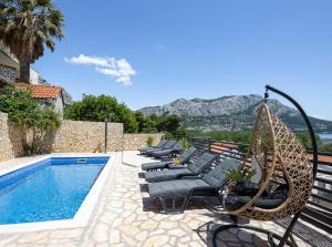 Home with private pool close to the beach