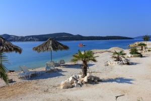Apartments with a parking space Seget Donji, Trogir - 21374