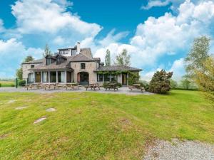 Villa in Ardennes with Sauna and Jacuzzi