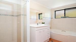 Yarrara #6 Short Walk To Beach, Shops, Cafes Accom Holidays