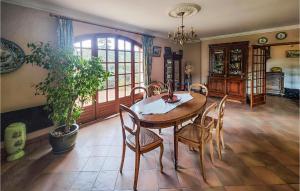 Maisons de vacances Awesome Home In Pierrerue With Wifi, Private Swimming Pool And 3 Bedrooms : photos des chambres