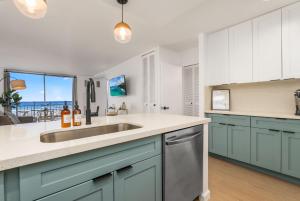 *Remodeled Oceanfront in Waikiki - Ilikai Marina