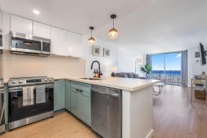 *Remodeled Oceanfront in Waikiki - Ilikai Marina
