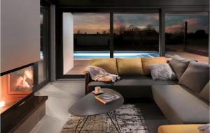 Cozy Home In Valbandon With Wifi 