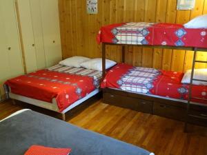 Chalets Chalet spacieux 10 pers. avec jardin, cheminee, cuisine equipee a Cohennoz, proche nature - FR-1-733-29 : photos des chambres