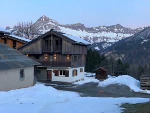 Duplex 11 pers. au centre de Crest-Voland, cheminée, ski-room, wifi, non fumeurs - FR-1-733-36