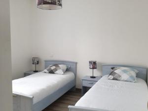 Maisons de vacances Gite familial avec piscine commune, WiFi et animaux acceptes au coeur du Perigord - FR-1-616-288 : photos des chambres