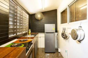 420 House- up to 10 guests in central Bangkok.