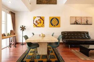 420 House- up to 10 guests in central Bangkok.