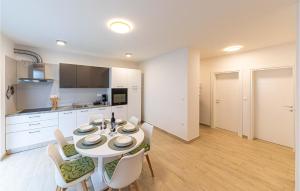 Stunning Apartment In Okrug Gornji