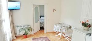 Світла затишна квартира в центрі біля Оперного театру з балконом, який виходить у тихий львівський дворик