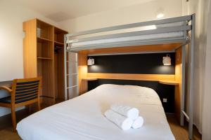 Hotels Kyriad Direct Bordeaux Sud Cestas : Chambre Triple (1 Lit Double et 1 Lit Simple)