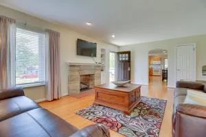 Home with Hot Tub and Deck about 3 Mi to Ark Encounter! - Corinth