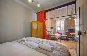 Red & Bleue YourHostHelper