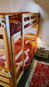Cama individual en dormitorio mixto