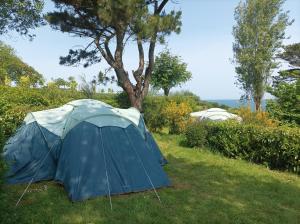 Tentes de luxe Tente 3 chambres, petit camping familial vue mer : photos des chambres