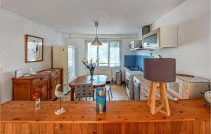 Maisons de vacances Awesome Home In Saint-nazaire With Wifi And 2 Bedrooms : photos des chambres