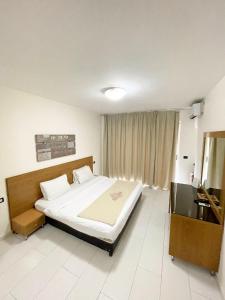 Junior Suite room in Royal Garden Hotel