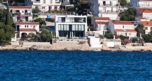 Breathtaking Seafront Elegance Luxury Penthouse - 4hvězdičkové hotely ve městě Ražanj