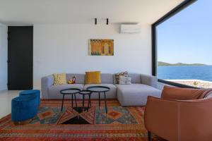 Breathtaking Seafront Elegance Luxury Penthouse