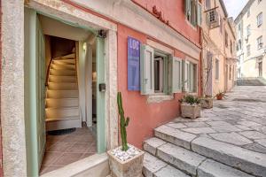 VENETIAN WELL House by LOC HOSPITALITY