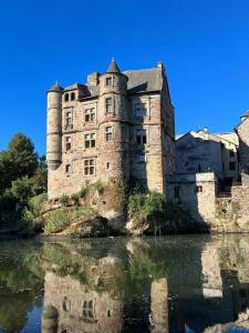 Maisons de vacances Au Pont Vieux : Maison 2 Chambres