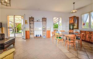 Maisons de vacances Nice Home In Linguizetta With Outdoor Swimming Pool, Wifi And 3 Bedrooms : photos des chambres