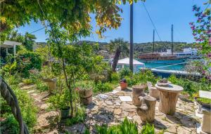 Beautiful Apartment In Supetarska Draga