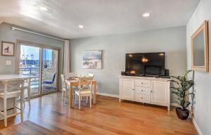 307B Steps from the sand! Freshly Decorated with Harbor Views