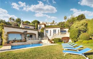 Maisons de vacances Stunning home in Mandelieu-la-Napoule with 5 Bedrooms, WiFi and Outdoor swimming pool : Maison de Vacances 5 Chambres