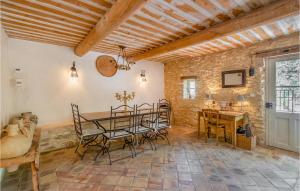 Maisons de vacances Beautiful home in Lacoste with 4 Bedrooms, WiFi and Outdoor swimming pool : photos des chambres