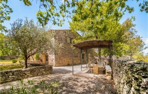 Maisons de vacances Beautiful home in Lacoste with 4 Bedrooms, WiFi and Outdoor swimming pool : photos des chambres