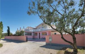 Two-Bedroom Apartment In Peroj