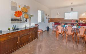 Maisons de vacances Beautiful Home In Linguizetta With Outdoor Swimming Pool, Wifi And Private Swimming Pool : photos des chambres