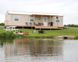 Luxury Lakefront Wolf Lodge with Fishing and Boating