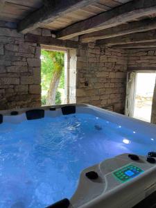 Maisons de vacances Maison avec piscine et jaccuzi prives a Turenne : photos des chambres