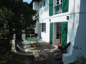 Etchederra - Hossegor villa années 50 sur terrain pentu et clos située à 300m de locéan et à environs 500m du centre ville