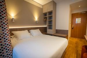 Hotels Hotel De La Tour : photos des chambres