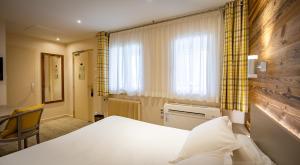 Hotels Logis Hotel de la Tour : photos des chambres